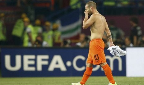  Gelandang timnas Belanda, Wesley Sneijder, berjalan meninggalkan lapangan setelah timnya menelan kekalahan dari Jerman di laga kedua Grup B Piala Eropa 2012 di Kharkiv, Ukraina, pada Rabu (13/6).