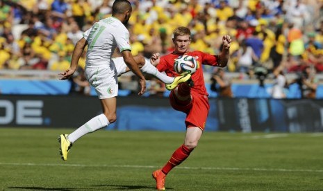 Gelandang Timnas Belgia, Kevin de Bruyne (kanan), berebut bola dengan pemain Timnas Aljazair di laga Grup H Piala Dunia 2014 Brasil di Stadion Mineirao, Belo Horizonte, Selasa (17/6). 