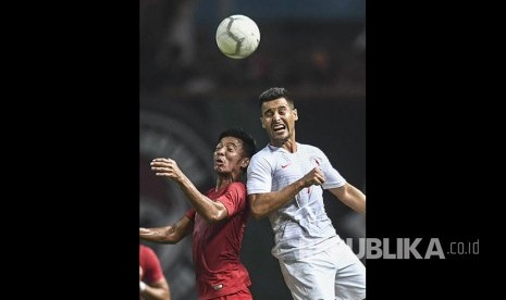 Gelandang Timnas Indonesia Fachruddin Wahyudi Aryanto (kiri) berebut bola dengan pesepak bola Timnas Hong Kong Giovane Alves Da Silva (kanan) dalam laga International Friendly Match di Stadion Wibawa Mukti.