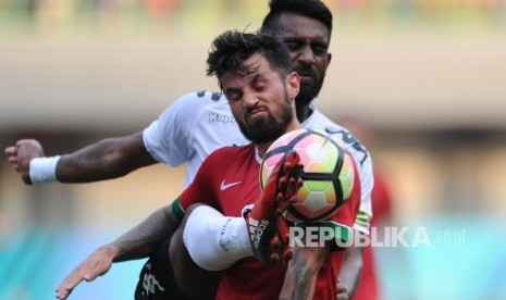 Gelandang timnas Indonesia Stefano Lilipaly berebut bola saat laga persahabatan melawan Fiji di Stadion Patriot Candrabaga, Bekasi, Sabtu (2/9).