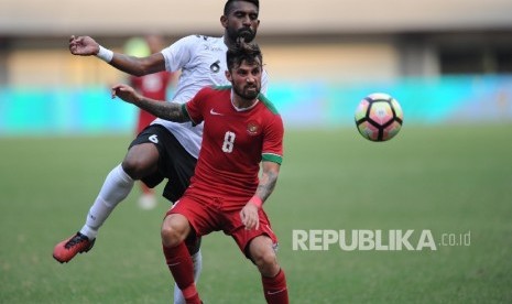 Gelandang timnas Indonesia Stephano Lilypally berebut bola saat laga persahabatan melawan Fiji di Stadion Patriot Chandrabaga, Bekasi, Sabtu (2/9). Pertandingan berakhir imbang dengan skor 0-0.