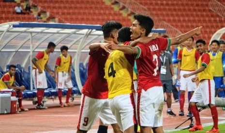 Gelandang timnas Indonesia U-16, Amanar Abdillah (kanan) merayakan golnya ke gawang Thailand bersama rekan setim pada laga kualifikasi Piala Asia U-16 2018 di Stadion Rajamangala, Bangkok, Rabu (20/9). Indonesia menang 1-0.