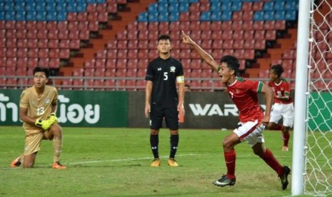 Gelandang timnas Indonesia U-16, Amanar Abdillah mencetak gol ke gawang Thailand pada laga kualifikasi Piala Asia U-16 di Stadion Rajamangala, Bangkok, Rabu (20/9). Indonesia menang 1-0.