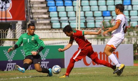 Gelandang Timnas Indonesia U-19, Egy Maulana Vikry (tengah) beraksi pada laga Piala AFF U-18 di Yangon, Myanmar. 