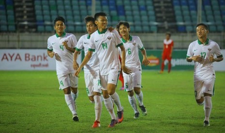 Gelandang Timnas Indonesia U-19, Feby Eka Putra (ketiga dari kanan).