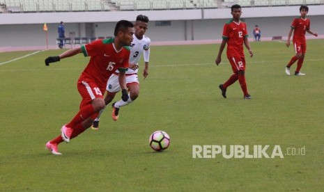 Gelandang timnas Indonesia U-19 Saddil Ramdani membawa bola saat menghadapi Timor Leste pada laga kedua Grup F kualifikasi Piala Asia U-19 di Stadion Paju, Korea Selatan, Kamis (2/11).