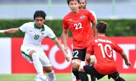 Gelandang timnas Indonesia u-22 Septian David Maulana (kiri) di antara pemain Mongolia pada laga kualifikasi Piala Asia U-23 di Stadion Nasional Bangkok, Thailand, Jumat (21/7). 