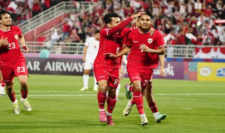 Gelandang Timnas Indonesia U-23 Marselino Ferdinan (tengah) merayakan golnya ke gawang Yordania U-23 di Piala Asia U-23 2024, Ahad (21/4/2024). 