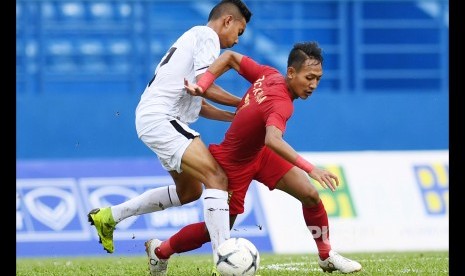 Gelandang TImnas Indonesia U18  Beckham Putra Nugraha (kanan) berebut bola dengan Timor Leste F Braz, pada laga penyisihan grup A Piala AFF U-18 2019 di Stadion Binh Duong di Provinsi Binh Duong, Vietnam, Kamis (8/8