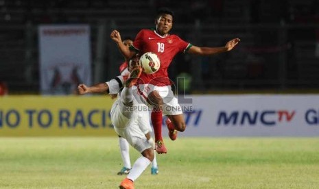 Gelandang timnas Indonesia U23, Manahati Lestusen (kanan), berebut bola dengan pemain Timor Leste dalam laga kualifikasi Piala AFC U23 di Stadion Gelora Bung Karno, Jakarta, Jumat (27/3). 