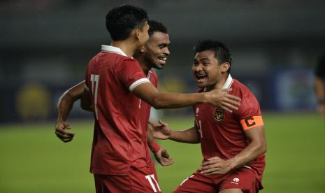 Gelandang timnas Indonesia Yakob Sayuri (tengah) melakukan selebrasi dengan rekan-rekannya seusai mencetak gol ke gawang Burundi dalam laga FIFA Matchday di Stadion Patriot Candrabhaga, Bekasi, Jawa Barat, Sabtu (25/3/2023).