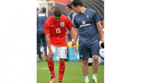  Gelandang Timnas Inggris, Alex Oxlade Chamberlain (kiri), terpaksa keluar lapangan akibat mengalami cedera saat menghadapi Ekuador dalam laga uji coba. 