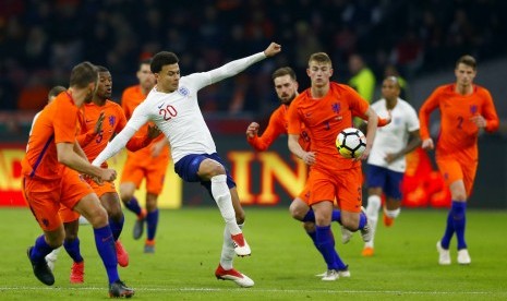 Gelandang timnas Inggris, Dele Alli (kedua kiri) diantara kepungan pemain Belanda pada laga persahabatan di Cruijff Arena, Sabtu (24/3) dini hari WIB. Inggris menang 1-0.