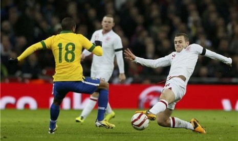 Gelandang timnas Inggris, Jack Wilshere (kanan), berebut bola dengan pemain Brazil, Lucas, dalam laga persahabatan di Stadion Wembley, London, Rabu (6/2).  