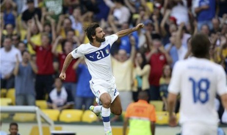 Gelandang timnas Italia, Andrea Pirlo, melakukan selebrasi usai menjebol gawang Meksiko lewat tendangan bebas di laga Grup A Piala Konfederasi 2013 di Maracana, Rio de Janeiro, Ahad (16/6). 