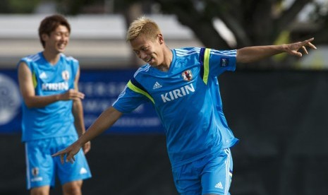 Gelandang Timnas Jepang, Keisuke Honda, melakukan selebrasi usai mencetak gol saat sesi latihan di Clearwater, Florida, Sabtu (31/5). 