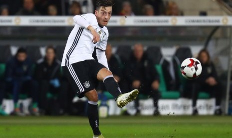 Gelandang timnas Jerman Mesut Oezil beraksi pada laga kualifikasi Piala Dunia 2018 lawan Irlandia Utara di HDI Arena, Hannover, Rabu (12/10) dini hari WIB. Pada laga ini, Jerman menang 2-0.