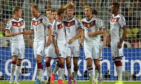 Gelandang Timnas Jerman, Thomas Mueller (tengah), melakukan selebrasi bersama rekan setimnya usai menjebol gawang Skotlandia di laga perdana grup kualifikasi Piala Eropa 2016 di Dortmund, Jerman, Ahad (7/9). 