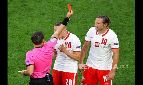 Gelandang Timnas Polandia, Grzegorz Krychowiak (kanan) menerima kartu merah pertama di Euro 2020 pada pertandingan perdana Grup E antara Polandia melawan Slovakia di Saint Petersburg Stadium, Senin (14/6).