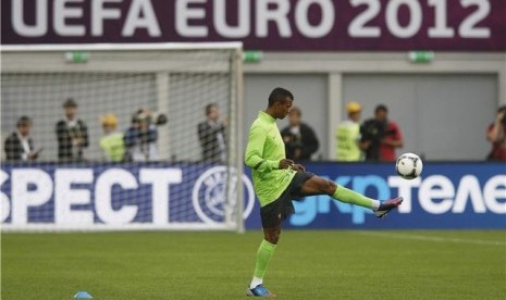 Gelandang timnas Portugal, Nani, mengontrol bola saat mengikuti sesi latihan timnas di Lviv, Ukraina, pada Jumat (8/6). 