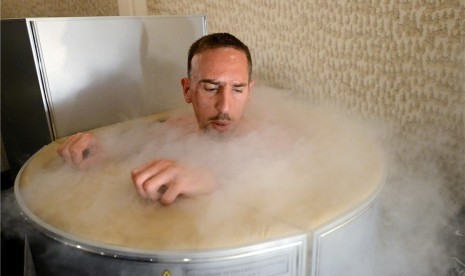 Gelandang timnas Prancis, Franck Ribery, berendam dalam 'bak' besar saat menjalani terapi cryotherapy di pusat pelatihan tim di Kircha pada Kamis (7/6). 