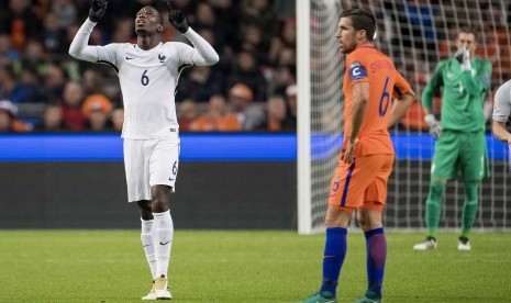 Gelandang timnas Prancis, Paul Pogba (kiri) bersyukur seusai mencetak gol ke gawang Belanda pada laga kualifikasi Piala Dunia 2018 di Amsterdam, Selasa (11/10) dini hari WIB. 