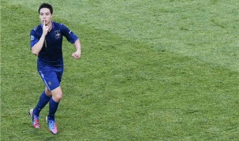 Gelandang timnas Prancis, Samir Nasri, melakukan selebrasi tutup mulut usai menjebol gawang Inggris di laga Grup D Piala Eropa 2012 di Donbass Arena, Donetsk, Ukraina, pada Senin (11/6). 