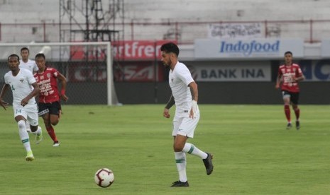 Gelandang timnas senior Stefano Lilipaly membawa bola saat uji coba melawan Bali United.