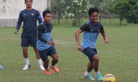 Gelandang timnas, Taufiq (kanan) saat berlatih bersama timnas Indonesia