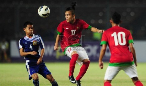  Gelandang timnas U-19 Indonesia, Paulo Sitanggang (tengah), berebut bola saat laga grup G kualifikasi Piala AFC U-19 melawan Laos di Stadion Gelora Bung Karno, Senayan, Jakarta, Selasa (8/10) malam. (Republika/Edwin Dwi Putranto)