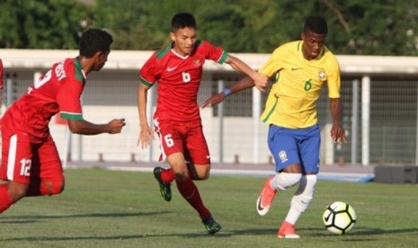 Gelandang timnas U-19 Muhammad Iqbal (tengah) mengejar bek sayap Brasil Michael Rangel dalam pertandingan Toulon Cup 2017.