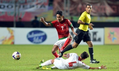 Gelandang Timnas U-23 Ramdani Lestaluhu terlihat berebut bola dengan pemain Maroko (putih) di laga final Islamic Solidarity Games (ISG) 2013 di Stadion Jakabaring Palembang, Ahad (29/9) malam.