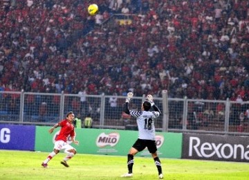 Gelandang timnas U23 Indonesia, Andik Vermansyah (kiri), melepaskan tembakan voli di depan kiper Thailand dalam lanjutan pertandingan sepak bola penyisihan Grup A SEA Games ke-26 di Stadion Utama Gelora Bung Karno, Ahad (13/11).