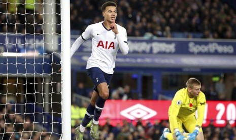 Gelandang Tottenham Hotspur Dele Alli merayakan golnya ke gawang Everton.