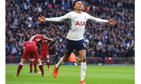 Gelandang Tottenham Hotspur Dele Alli merayakan golnya yang membuat para pemain Liverpool tertunduk lesu.