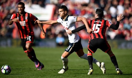 Gelandang Tottenham Hotspur Erik Lamela (tengah) berkelit dari kepungan dua pemain Bournemouth.