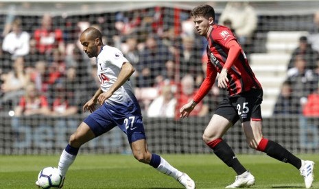 Gelandang Tottenham Hotspur Lucas Moura menggiring bola saat menghadapi Bournemouth.