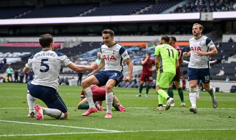 Gelandang Tottenham Hotspur Pierre-Emile Hojbjerg (kiri) merayakan golnya ke gawang Wolverhampton Wanderers dalam pertandingan Liga Primer Inggris, Ahad (16/5).