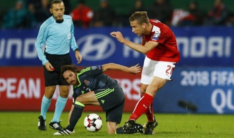 Gelandang Wales, Joe Allen (tengah) pada laga kualifikasi Piala Dunia 2018 lawan Austria, Jumat (7/10) dini hari WIB. Laga yang digelar di Ernst-Happel, Wina itu berakhir imbang 2-2.