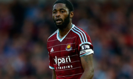 Gelandang West Ham United, Alex Song.