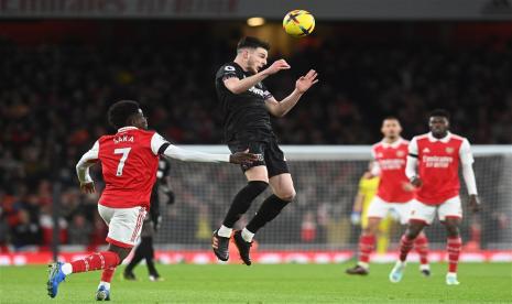 Gelandang West Ham United Declan Rice (tengah) beraksi saat timnya melawan Arsenal pada lanjutan Liga Primer Inggris 2022/2023 di Stadion Emirates, Selasa (27/12/2022).