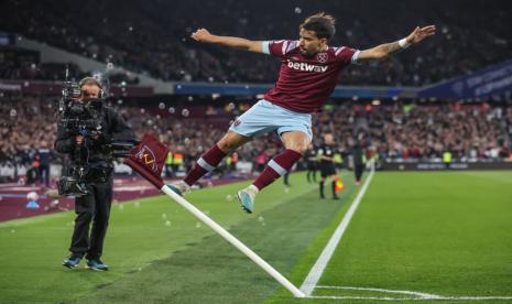 Gelandang West Ham United Lucas Paqueta melakukan selebrasi unik di atas lapangan. Paqueta sedang dalam bidikan Manchester City. 