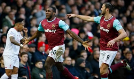 Gelandang West Ham United Michail Antonio (kiri) merayakan golnya ke gawang Liverpool bersama Andy Carroll.