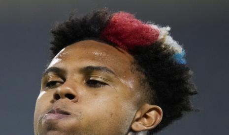 Gelandang Weston McKennie dari Amerika Serikat dengan gaya rambut barunya,