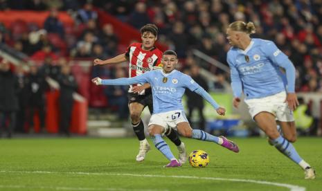 Gelandnag serang Manchester City Phil Foden (tengah) mencetak hattrick melawan Brentford dalam lanjutan Liga Primer Inggris.