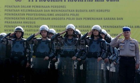 Anggota polisi mengikuti apel pasukan Operasi Ketupat pada musim mudik 2015.