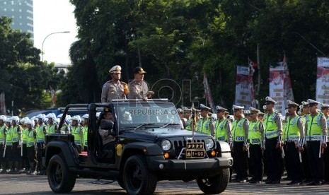 Gelar Operasi Ketupat: Kepala Polri Jenderal Badrodin Haiti memimpin apel pasukan Operasi Ketupat 2015 dalam rangka mengamankan Hari Raya Idul Fitri 1436 H di Lapangan Direktorat Lalu Lintas Polda Metro Jaya, Jakarta, Kamis (9/7). (Republika/Yasin Habibi)