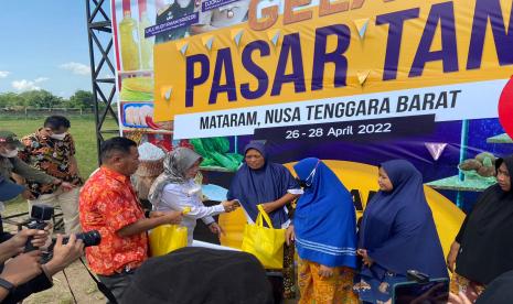 Gelar Pasar Tani di NTB disambut sangat antusias oleh masyarakat sekitar.