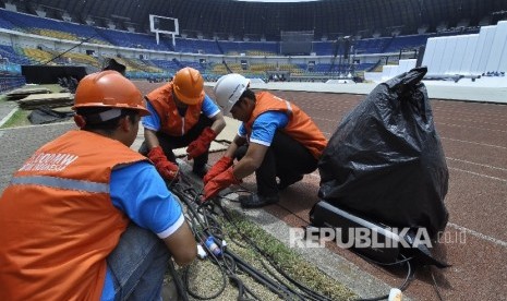 Gelar Pasukan PLN: Para petugas PLN memeriksa instalasi listrik saat Gelar Pasukan di Stadion Gelora Bandung Lautan Api (GBLA), Kota Bandung, Rabu (14/9)