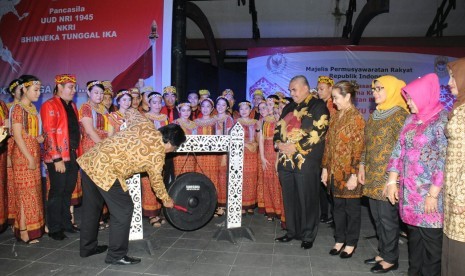 Gelar Seni pertunjukan dalam rangka Sosialisasi Empat Pilar MPR RI, itu diselenggarakan di Teater terbuka Taman Budaya Provinsi Kalimantan Barat, Rabu (29/11). 